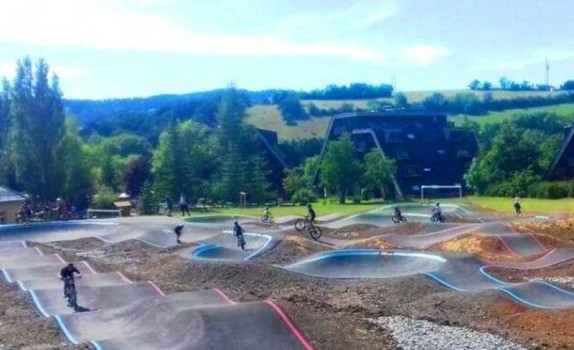 pumptrack-clarines-soleil-VTT-trotinherbe-sejour-alpes-haute-provence-montclar-cap-alpes-provence